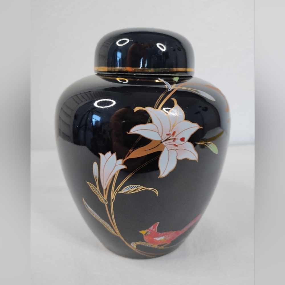 Shaddy Japan Ginger Jar Vase w/ Lid. Red Cardinal/White Lily Motif 6.25" h